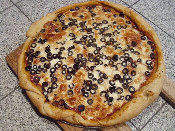 Black_olive_pizza