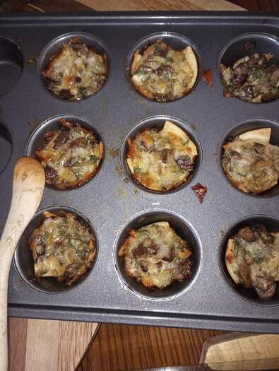 Feb 7 baked cheesy mushroom cups (1)