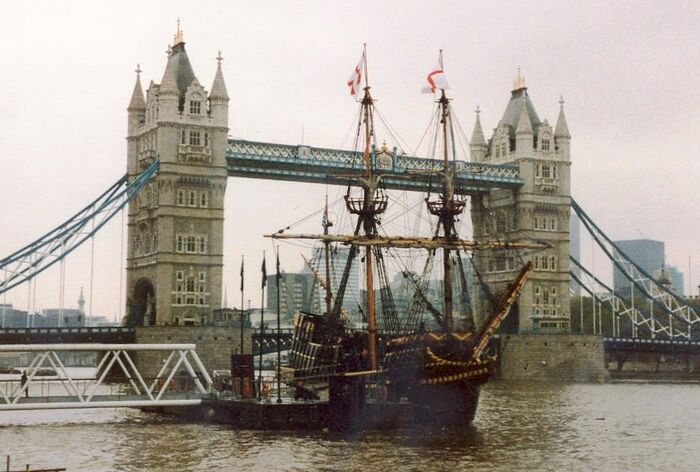 GoldenHindeAtTowerBridge~2