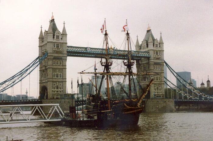 GoldenHindeAtTowerBridge